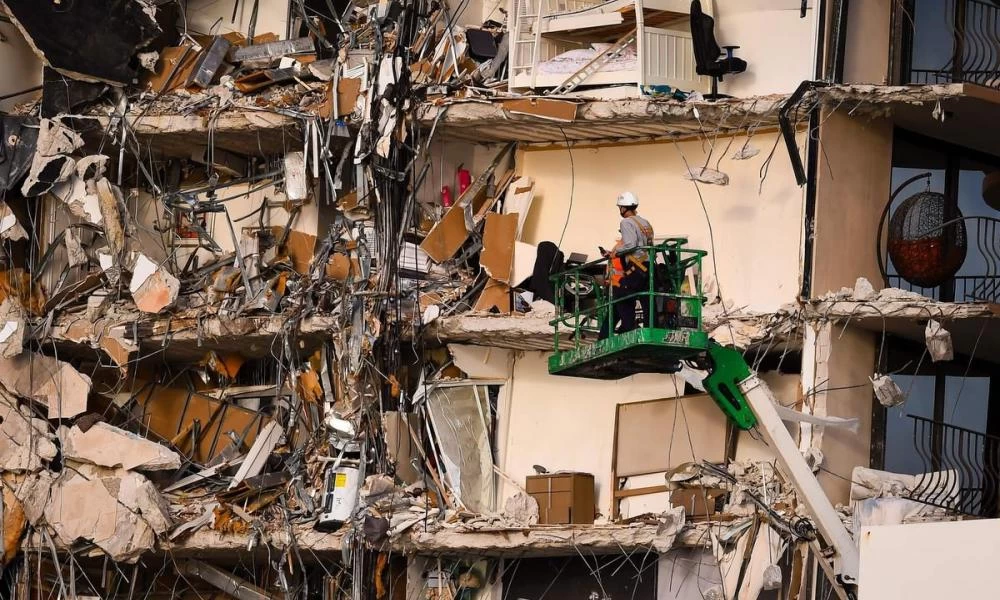 Κατάρρευση πολυκατοικίας στο Μαϊάμι: Στον τόπο της τραγωδίας ο Μπάιντεν